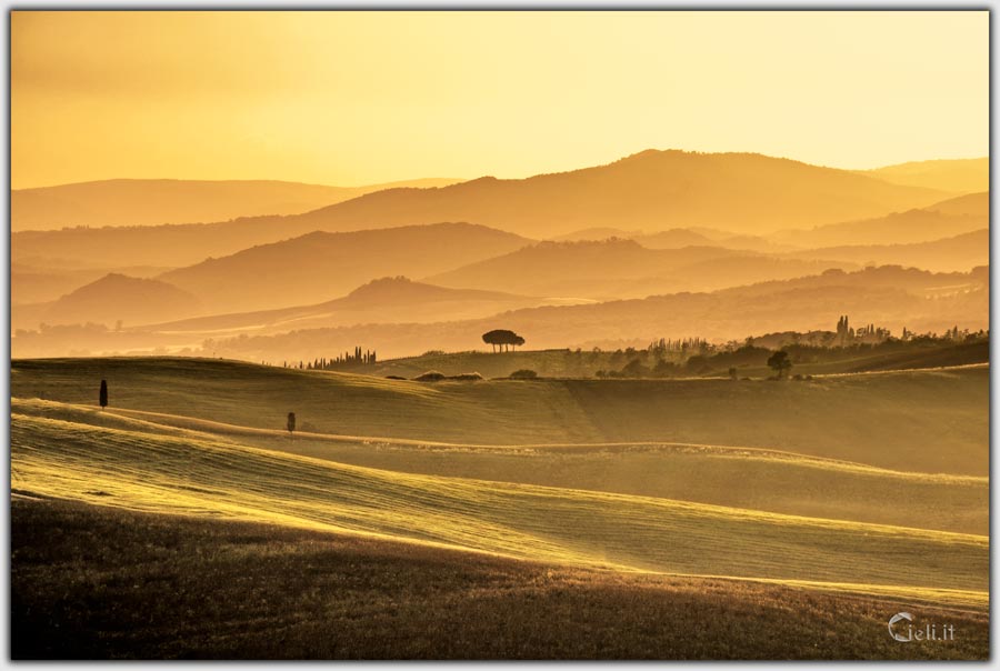 Cielo giallo al tramonto con colline toscane dorate Cielo giallo al tramonto con colline toscane dorate
