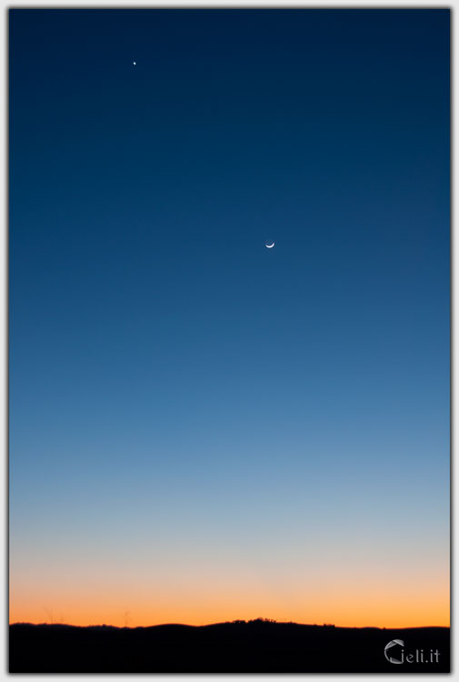 Cielo di sera senza nuvole con luna a barchetta e giove Cielo di sera senza nuvole con luna a barchetta e giove