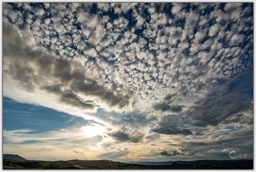 Sole vicino le colline con stupende nuvole Sole vicino le colline con stupende nuvole