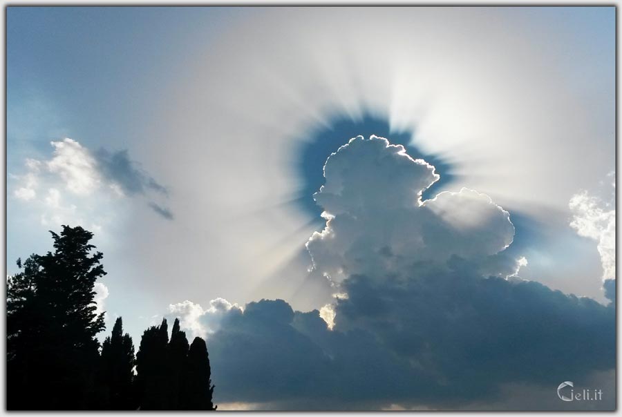 Macchia di luce solare nell'intenso cielo, che cancella tempo e spazio e unisce mente e mondo.