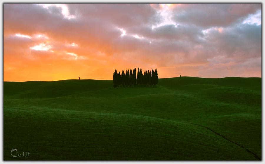 Baiore intenso dell'alba, aria fresca ricca e vitale. Luce che esplode, colline coperte dalla bellezza.