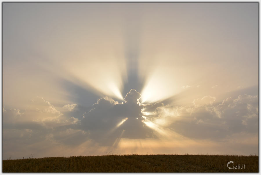 Mattina incantevole, bellezza dappertutto, sole e nuvole in gioco di luce e ombre. 