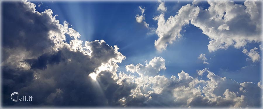 cielo e nuvole con raggi di sole